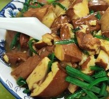 Stir-fried Pork Belly with Leek Flowers and Red Skin Tofu