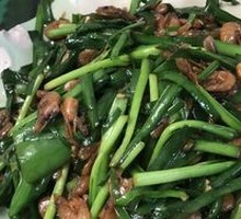 Stir-fried河虾 with leeks