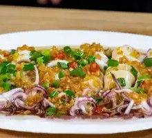 Steamed Fresh Squid with Golden and Silver Garlic