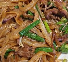 Classic Stir-Fried Beef Rice Noodles