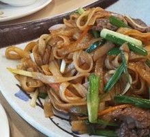 Classic Stir-Fried Beef Rice Noodles
