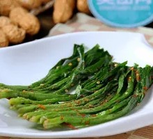 Stir-fried eggs with chives