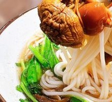 Chicken Soup with Tremella and Rice Noodles