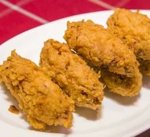 Crispy Chicken Wings with Fresh Vegetables