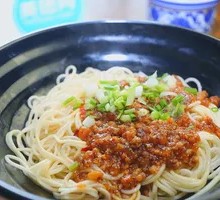 Dry Mixed Noodles with Meat Sauce