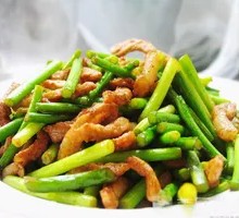 Stir-fried garlic shoots with pork