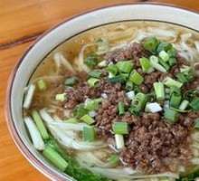 Fried Sauce Noodles with Leek Leaves
