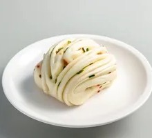 Flower-shaped steamed bun