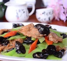 Stir-fried Bamboo Shoots with Wood Ear Mushrooms and Pork Slices