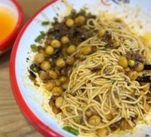 Spicy Beef Offal Noodles with Pea Sauce