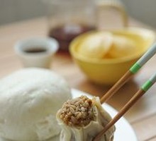 Stuffed glutinous rice and pork dumplings