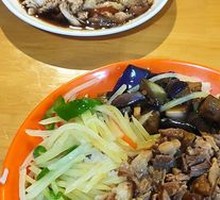 Pork Knuckle with Shredded Chicken