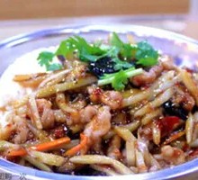 Fish-Flavored Shredded Pork with Rice in a Wooden Bucket