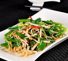 Stir-fried Leek with Tofu Skin and Pork Strips