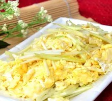 Stir-fried Eggs with Leek Flowers
