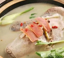 Braised Chicken with Pig's Intestine and Ginkgo in Clay Pot