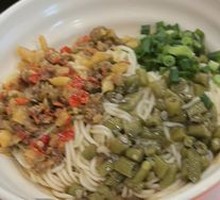 Sliced Beef with Green and Red Peppers Noodles