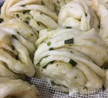 Flower-shaped steamed bun