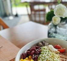 Avocado and Organic Vegetables with Smoked Chicken Breast