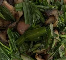 Wild Chives Stir-Fried with Old Sausage