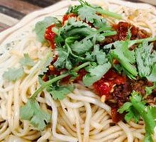 Dry-Mixed Beef Noodles with Fresh Chili