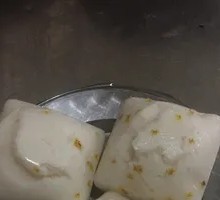 Sugar-glazed Osmanthus Cake