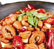 Spicy Sichuan-style Stewed Pig Intestines with Vegetables