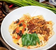 Dry-Spiced Noodles with Braised Sauce