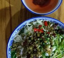 Dry-Mixed Beef Noodles with Fresh Chili