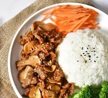 Stir-Fried Yellow Beef Rice Bowl