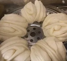 Flower-shaped steamed bun