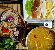 Nourishing Golden Soup Pot