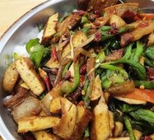 Stir-fried Pork with Rice in Wooden Bucket