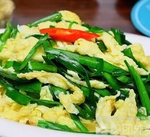 Stir-fried eggs with chives