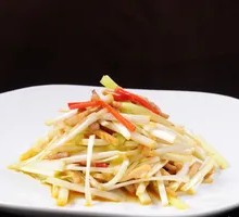 Stir-fried Pork Shreds with Leek and Tofu Skin