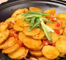 Organic Potato Slices in Clay Pot