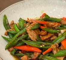 Stir-fried pork with chili