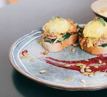 Smoked Pulled Pork with Spinach Benedict Eggs