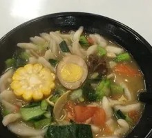 Sliced Pork and Noodles with Dumplings