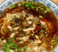 Pickled Cabbage and Pork Noodles