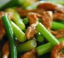 Stir-fried Pork Shreds with Garlic Shoots and Tofu Skin