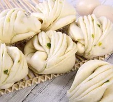 Flower-shaped steamed bun
