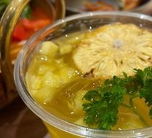 Golden Pineapple with Litsea Cubeba