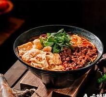Xunwei Yunyan Yuxi Stewed Meat Small Pot Rice Noodles