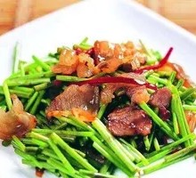 Stir-fried Wormwood with Preserved Pork