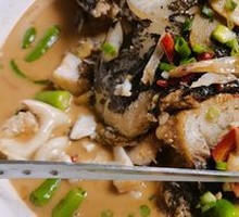 Stir-Fried Bighead Carp Head with Wild Chili