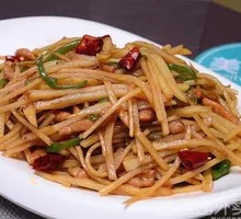 Shredded potato stir-fried with meat