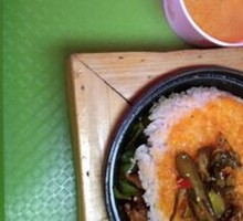 Classic Green Pepper and Pork Stir-fry with Rice Crackers