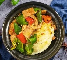 Tender Chicken Leg Rice with Golden Crispy Rice Crackers