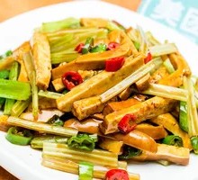 Stir-fried celery with fried tofu
